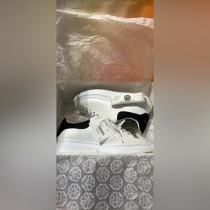 Alexander McQueen woman shoes. Size 37.5 I’m usually 8 but 37.5 fit great.